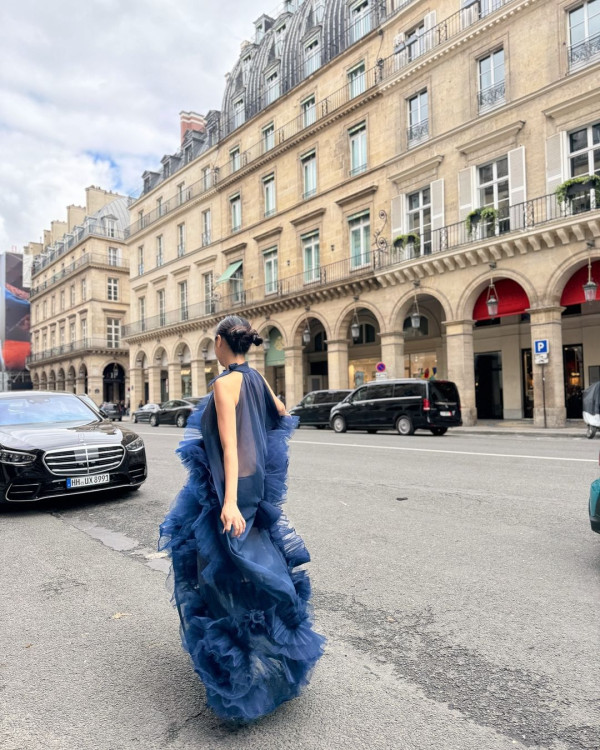 40歲鄧麗欣遊西藏曬零妝自拍照 網友讚「女人天花板」:素顏仲靚過化妝