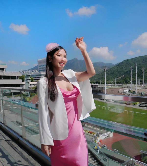 40歲鄧麗欣遊西藏曬零妝自拍照 網友讚「女人天花板」:素顏仲靚過化妝