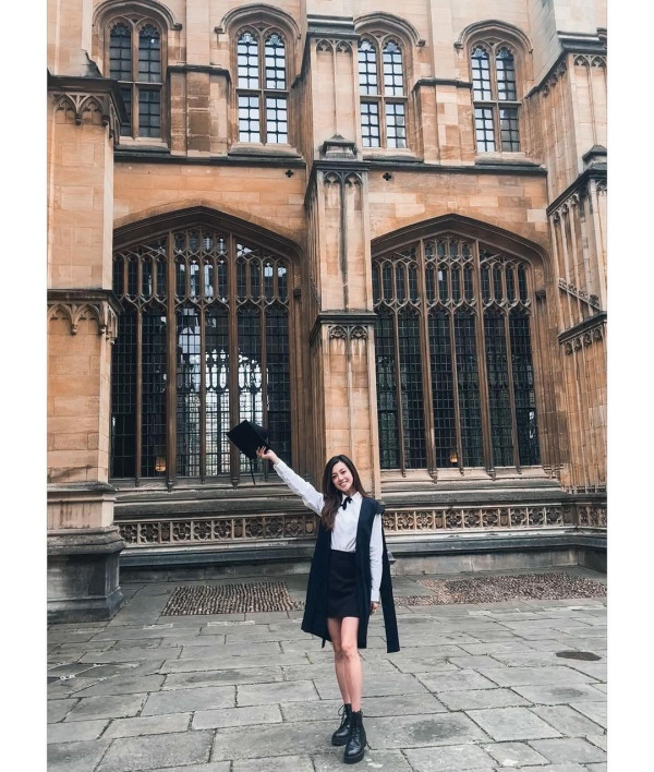 42歲前港姐冠軍遊杜拜 12歲女獲讚遺傳母親高䠷身材 