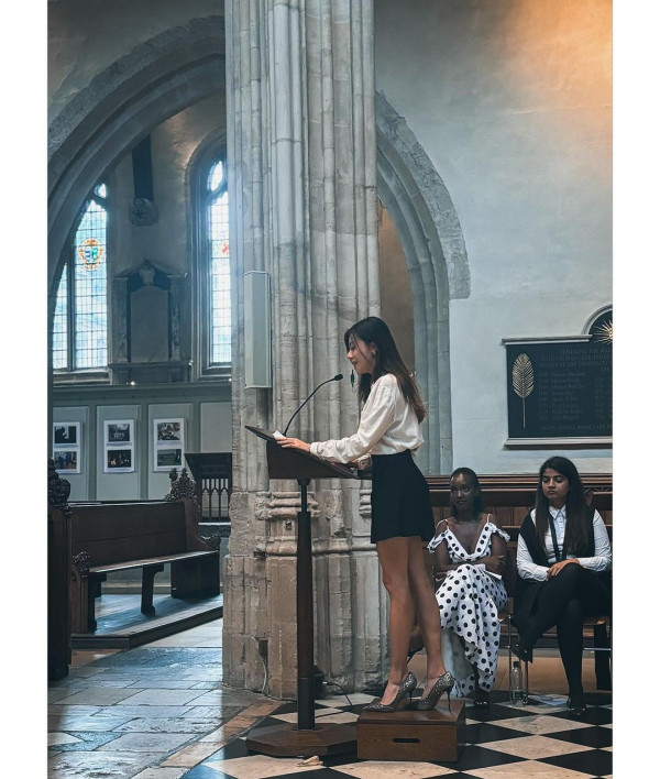 42歲前港姐冠軍遊杜拜 12歲女獲讚遺傳母親高䠷身材 