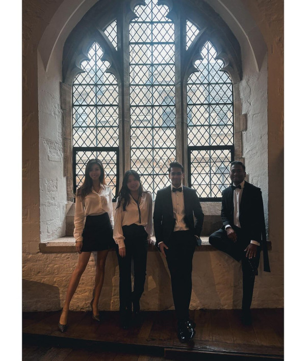 42歲前港姐冠軍遊杜拜 12歲女獲讚遺傳母親高䠷身材 