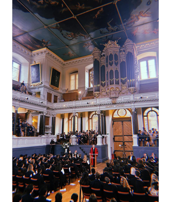 42歲前港姐冠軍遊杜拜 12歲女獲讚遺傳母親高䠷身材 