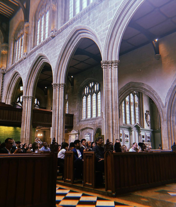 42歲前港姐冠軍遊杜拜 12歲女獲讚遺傳母親高䠷身材 