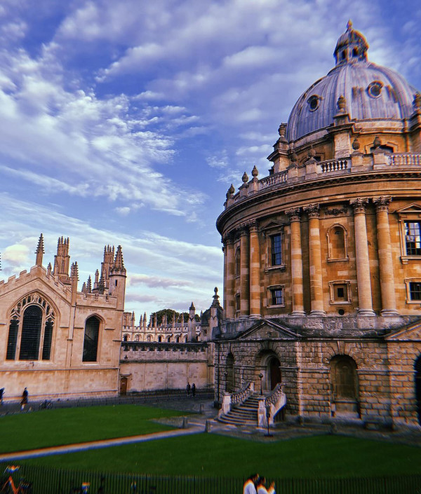 42歲前港姐冠軍遊杜拜 12歲女獲讚遺傳母親高䠷身材 