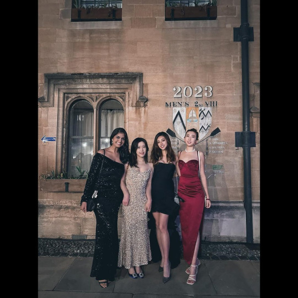 42歲前港姐冠軍遊杜拜 12歲女獲讚遺傳母親高䠷身材 