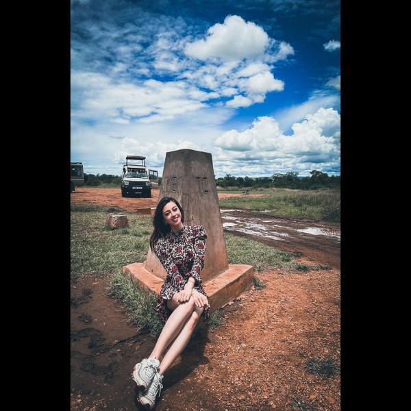 42歲前港姐冠軍遊杜拜 12歲女獲讚遺傳母親高䠷身材 