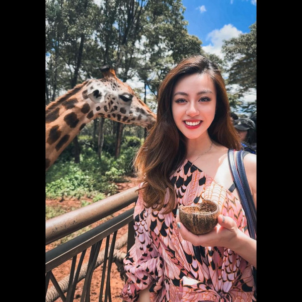 42歲前港姐冠軍遊杜拜 12歲女獲讚遺傳母親高䠷身材 