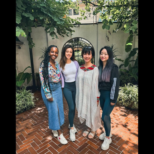 42歲前港姐冠軍遊杜拜 12歲女獲讚遺傳母親高䠷身材 