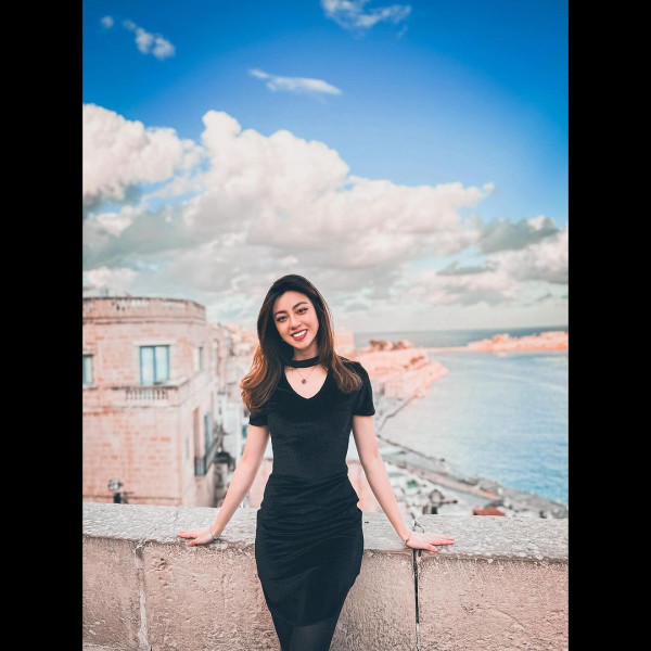 42歲前港姐冠軍遊杜拜 12歲女獲讚遺傳母親高䠷身材 