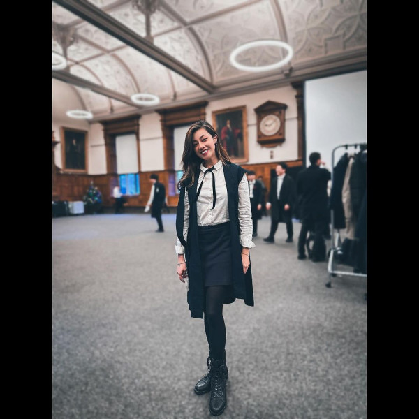 42歲前港姐冠軍遊杜拜 12歲女獲讚遺傳母親高䠷身材 