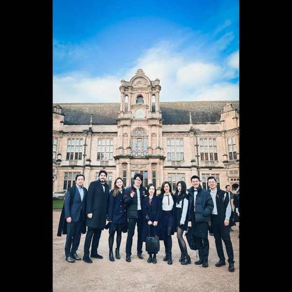 42歲前港姐冠軍遊杜拜 12歲女獲讚遺傳母親高䠷身材 