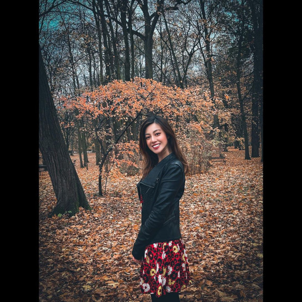 42歲前港姐冠軍遊杜拜 12歲女獲讚遺傳母親高䠷身材 