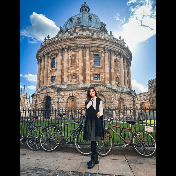 42歲前港姐冠軍遊杜拜 12歲女獲讚遺傳母親高䠷身材 