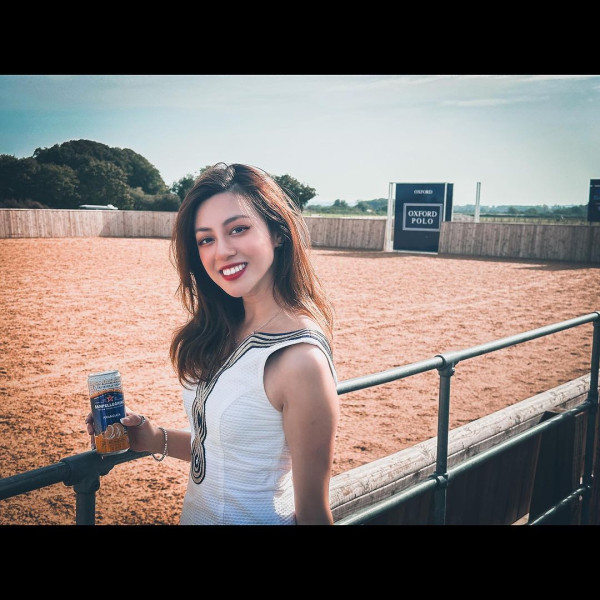 42歲前港姐冠軍遊杜拜 12歲女獲讚遺傳母親高䠷身材 