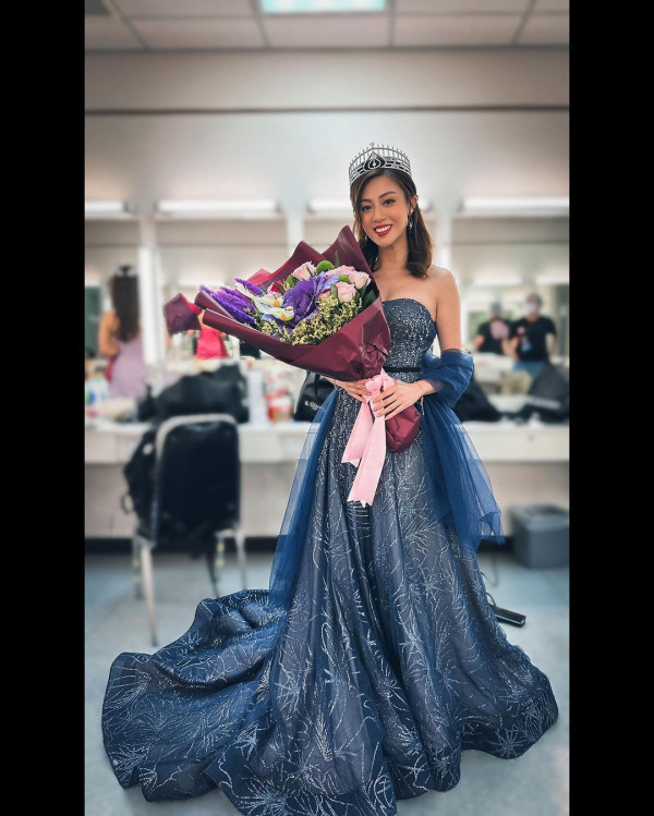 42歲前港姐冠軍遊杜拜 12歲女獲讚遺傳母親高䠷身材 