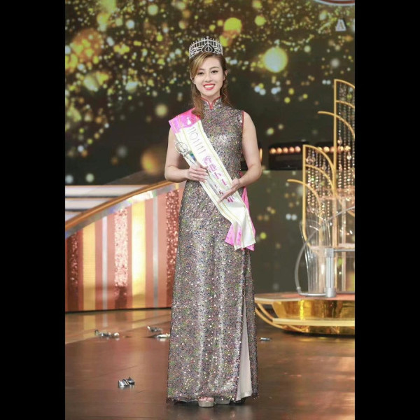 42歲前港姐冠軍遊杜拜 12歲女獲讚遺傳母親高䠷身材 