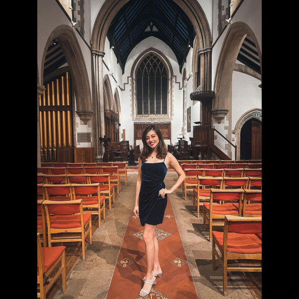 42歲前港姐冠軍遊杜拜 12歲女獲讚遺傳母親高䠷身材 