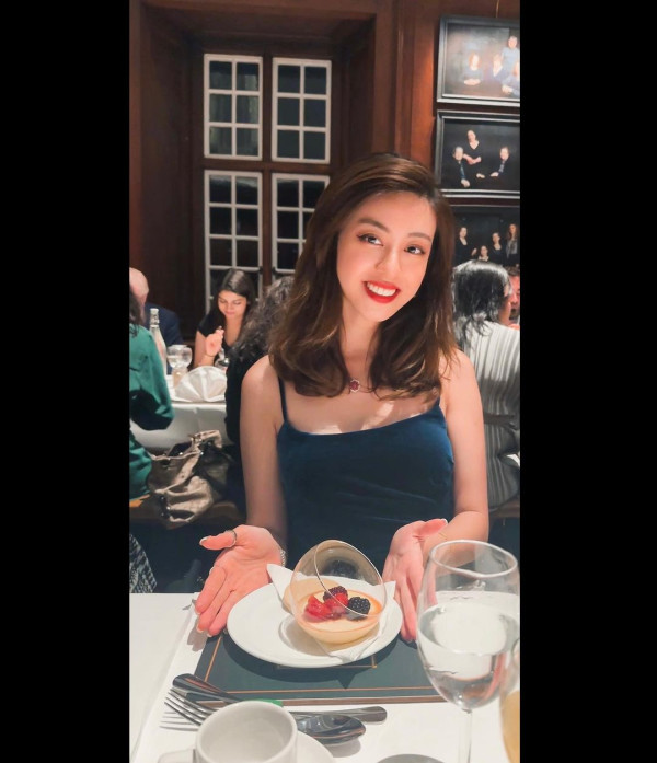 42歲前港姐冠軍遊杜拜 12歲女獲讚遺傳母親高䠷身材 