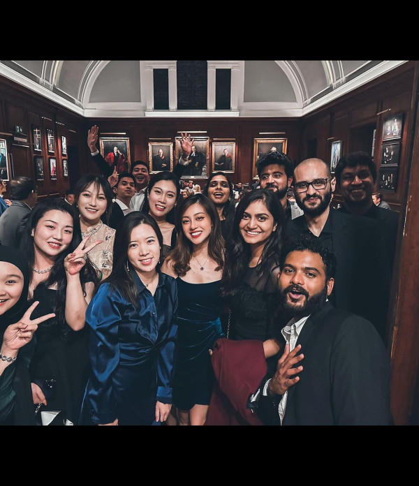 42歲前港姐冠軍遊杜拜 12歲女獲讚遺傳母親高䠷身材 