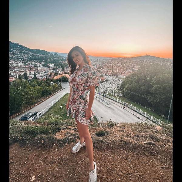 42歲前港姐冠軍遊杜拜 12歲女獲讚遺傳母親高䠷身材 