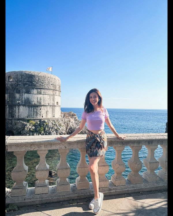 42歲前港姐冠軍遊杜拜 12歲女獲讚遺傳母親高䠷身材 