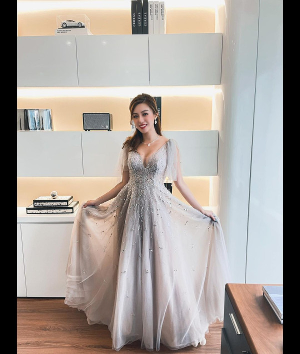 42歲前港姐冠軍遊杜拜 12歲女獲讚遺傳母親高䠷身材 