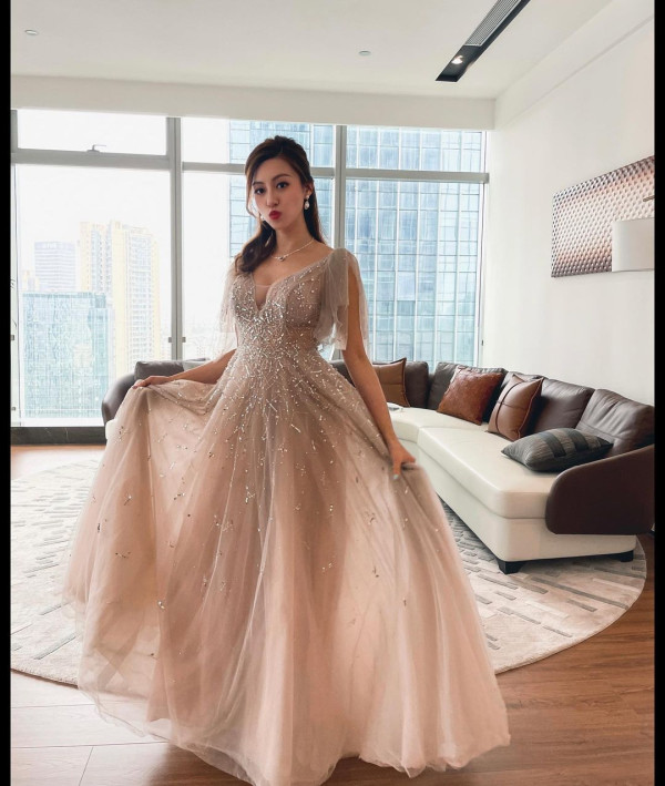 42歲前港姐冠軍遊杜拜 12歲女獲讚遺傳母親高䠷身材 