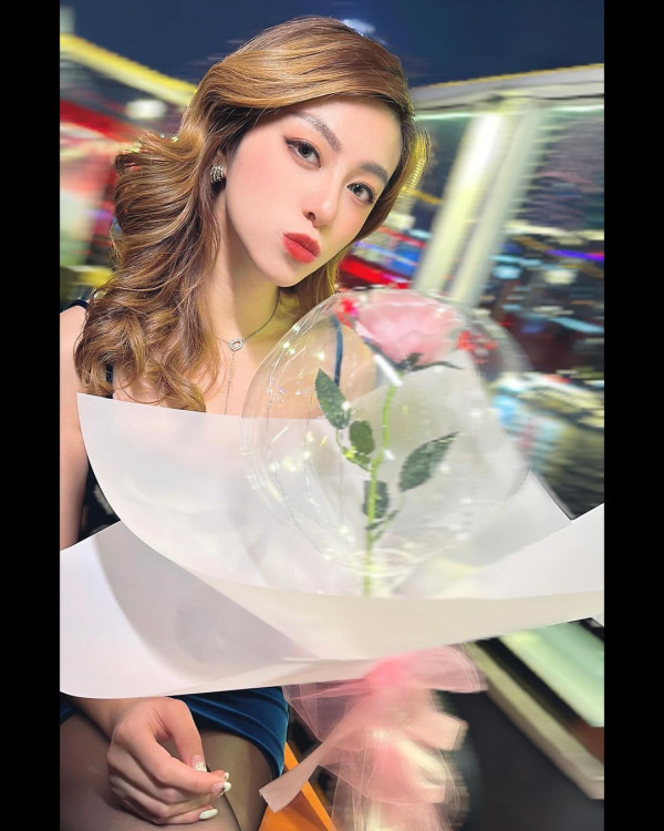 42歲前港姐冠軍遊杜拜 12歲女獲讚遺傳母親高䠷身材 