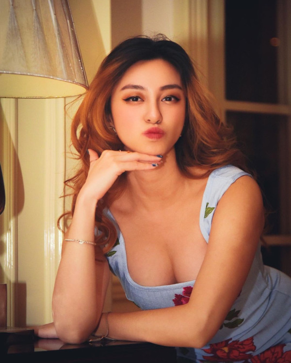 42歲前港姐冠軍遊杜拜 12歲女獲讚遺傳母親高䠷身材 