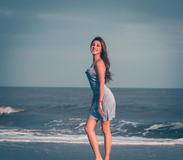 42歲前港姐冠軍遊杜拜 12歲女獲讚遺傳母親高䠷身材 