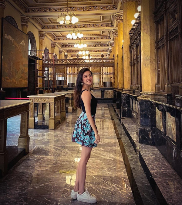 42歲前港姐冠軍遊杜拜 12歲女獲讚遺傳母親高䠷身材 