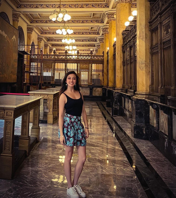 42歲前港姐冠軍遊杜拜 12歲女獲讚遺傳母親高䠷身材 