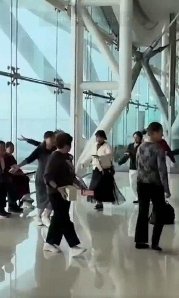 有片|大媽機場登機口跳廣場舞!忘我大聲播音樂極滋擾