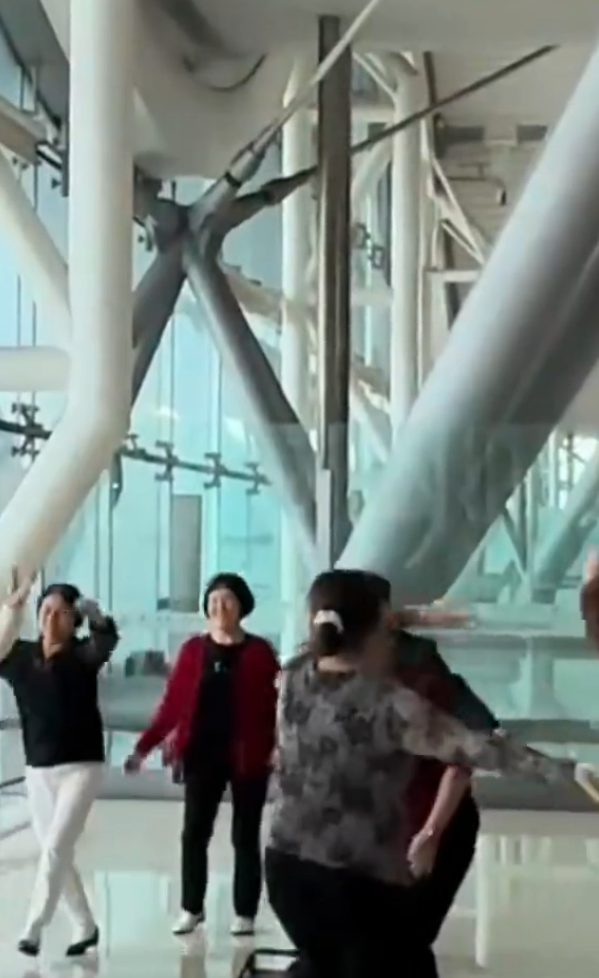 有片|大媽機場登機口跳廣場舞!忘我大聲播音樂極滋擾