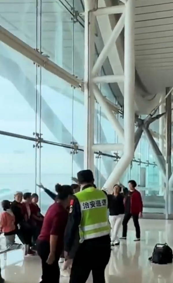 有片|大媽機場登機口跳廣場舞!忘我大聲播音樂極滋擾