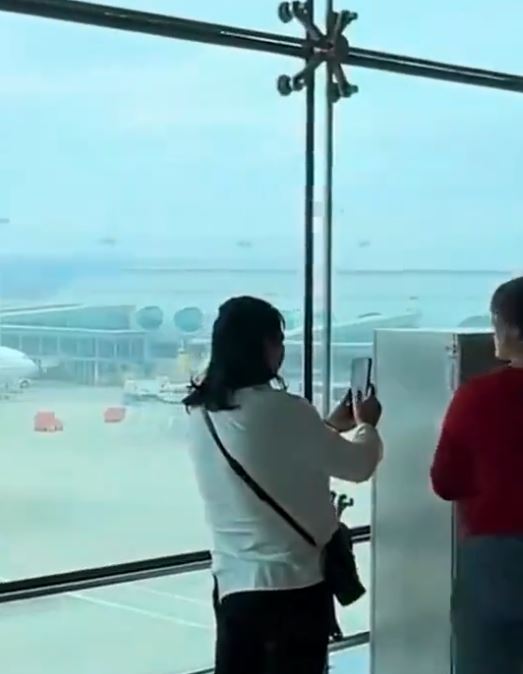 有片|大媽機場登機口跳廣場舞!忘我大聲播音樂極滋擾