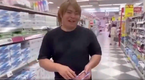 日本「正義KOL」專捕捉缺德中國遊客！原來靠抹黑賺流量？曾為直播偷食超市魚生被捕 