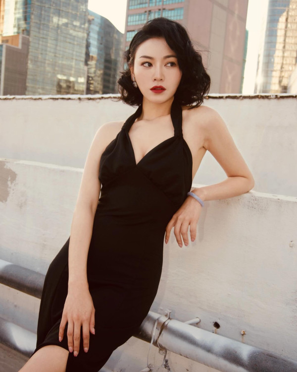 《愛回家》30歲小花遊越南富國島狂晒靚相!螢光粉色泳衣露事業線!