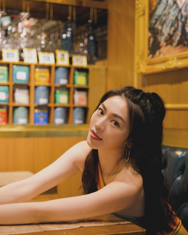 《愛回家》30歲小花遊越南富國島狂晒靚相!螢光粉色泳衣露事業線!