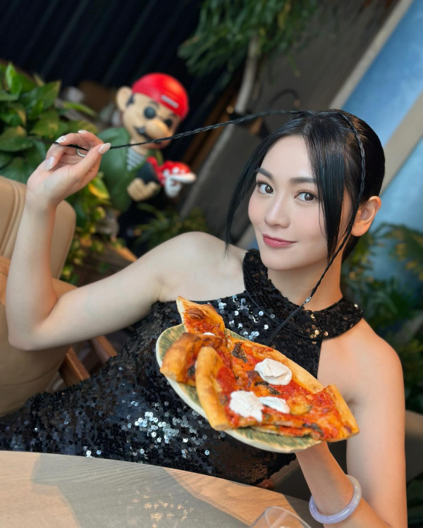 《愛回家》30歲小花遊越南富國島狂晒靚相!螢光粉色泳衣露事業線!