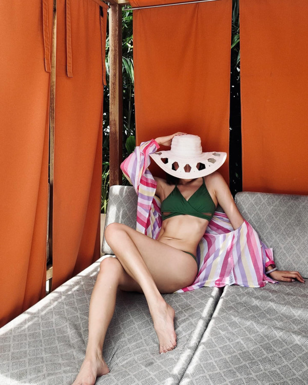 《愛回家》30歲小花遊越南富國島狂晒靚相!螢光粉色泳衣露事業線!