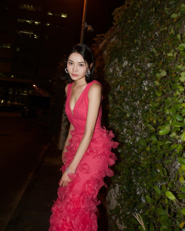 《愛回家》30歲小花遊越南富國島狂晒靚相!螢光粉色泳衣露事業線!