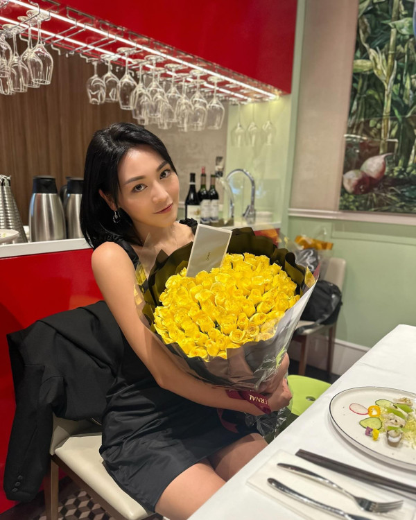 《愛回家》30歲小花遊越南富國島狂晒靚相!螢光粉色泳衣露事業線!