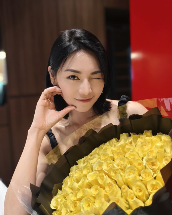 《愛回家》30歲小花遊越南富國島狂晒靚相!螢光粉色泳衣露事業線!