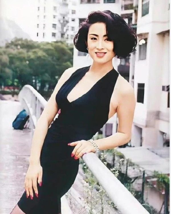 《愛回家》30歲小花遊越南富國島狂晒靚相!螢光粉色泳衣露事業線!