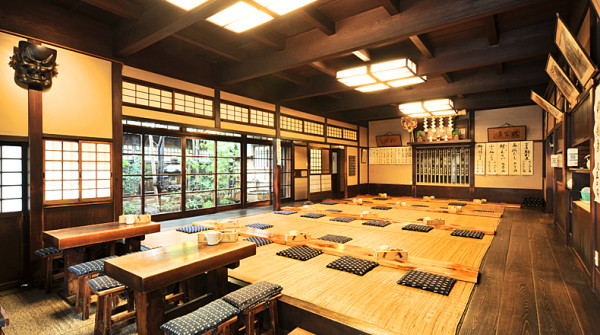 淺草美食︰泥鰍料理百年老店 駒形どぜう(圖片來源︰駒形どぜう官網) 淺草美食︰泥鰍料理百年老店 駒形どぜう(圖片來源︰駒形どぜう官網)