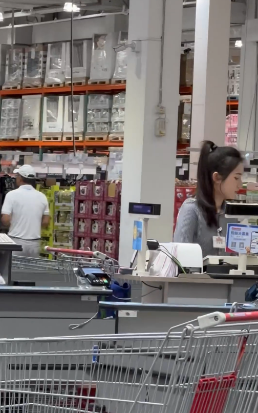台灣瘋傳Costco氣質美女收銀員!網民以為明星拍節目 求分店地址!