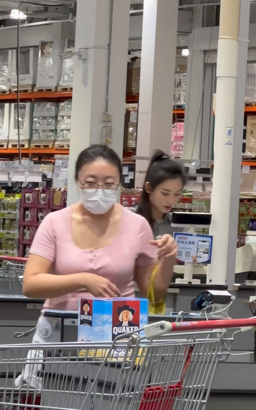 台灣瘋傳Costco氣質美女收銀員!網民以為明星拍節目 求分店地址!