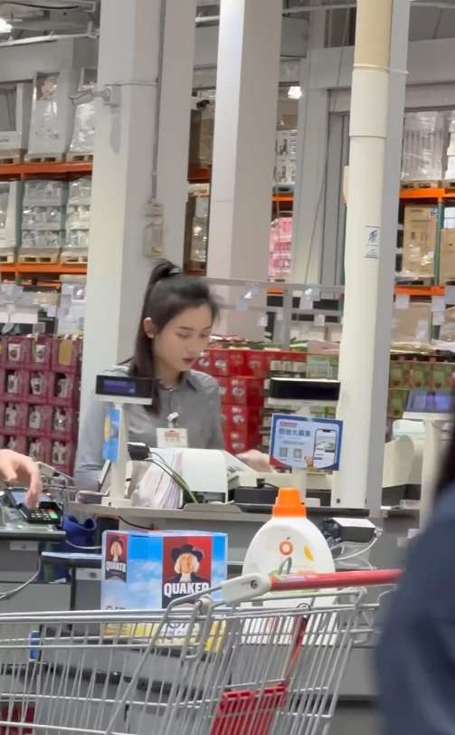 台灣瘋傳Costco氣質美女收銀員!網民以為明星拍節目 求分店地址!