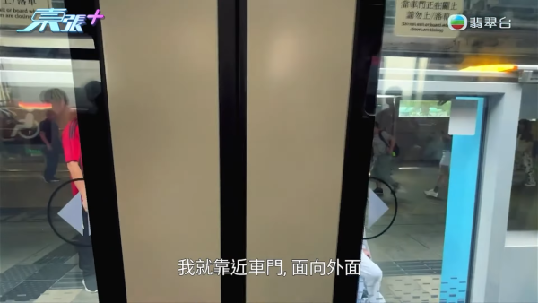 沒想到的是，車門關閉後又突然再開啟，伯伯不慎被擠出車廂，更因此墮入月台空隙。